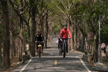 Imagen de personas montando bicicletas en un sendero arbolado