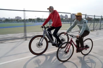 Dos ciclistas en acción, uno con la ebike de Shaquille O'Neal de ruedas gigantescas.