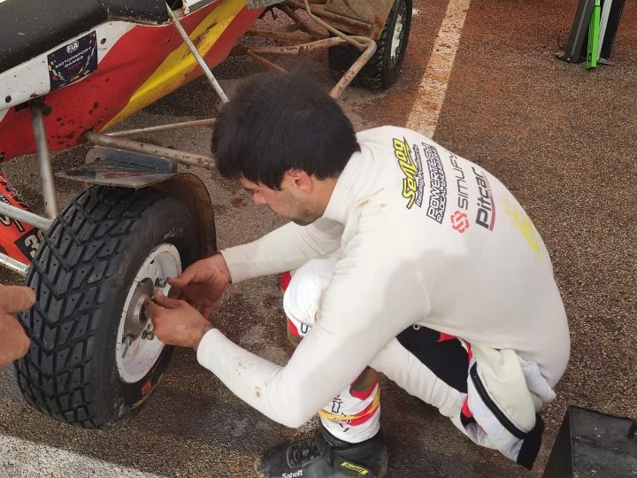 Iván Piña ajustando neumáticos de su carcross antes de la carrera