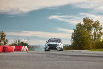 Un SUV eléctrico Škoda Enyaq RS en plena acción en pista de carreras