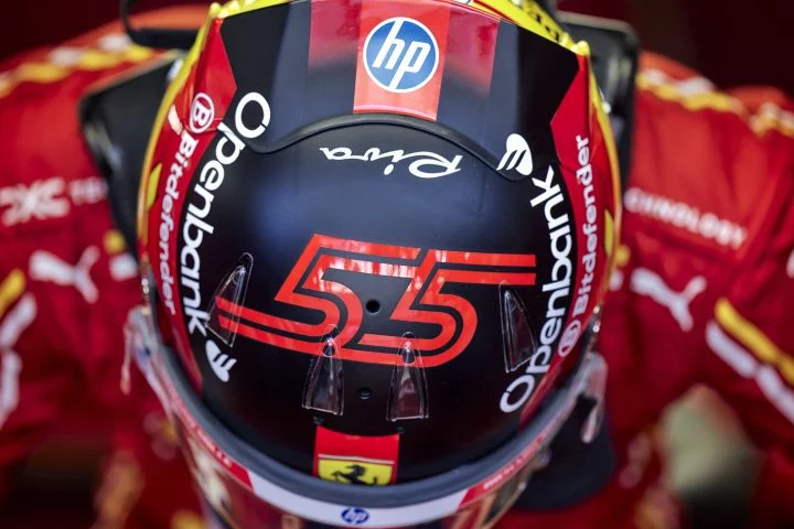 Casco de Carlos Sainz, piloto de Ferrari, en el GP de Austin.