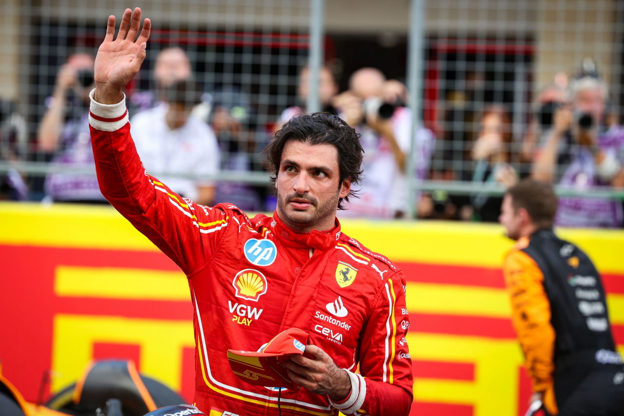 Carlos Sainz saludando a fans tras clasificar en Austin