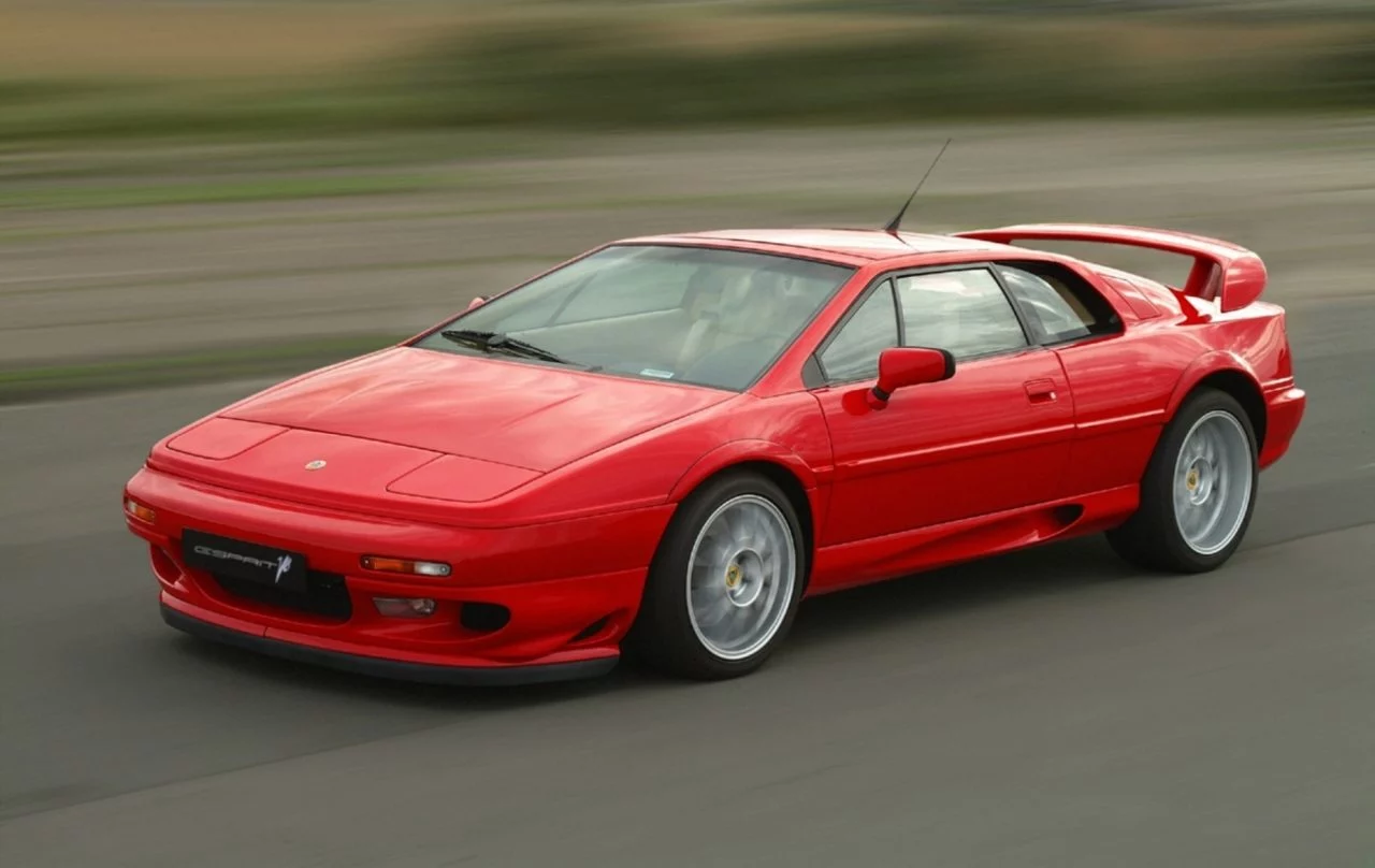 Lotus Esprit con diseño icónico, faros alzables y líneas deportivas.