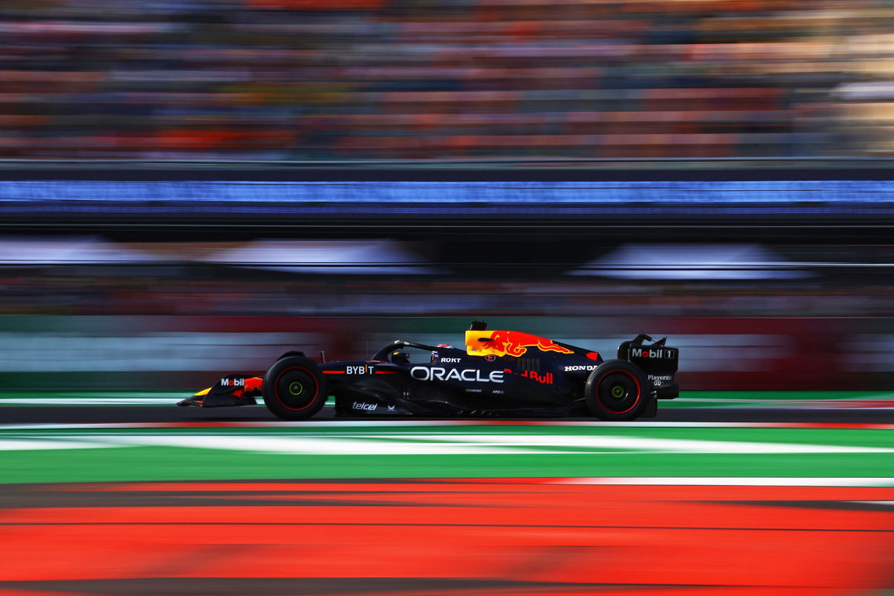 El RB18 de Red Bull en acción durante la FP3 del Gran Premio de México, luchando con el agarre.