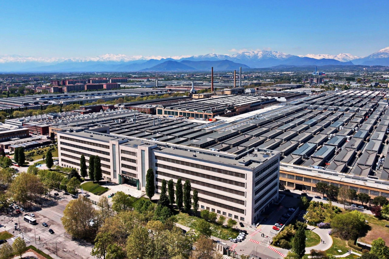 Vista aérea de la histórica fábrica de Mirafiori, símbolo de la industria automotriz italiana.