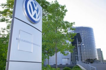 Instalaciones de Volkswagen con logo prominente y edificios