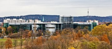 Planta de Volkswagen con paisaje otoñal al fondo