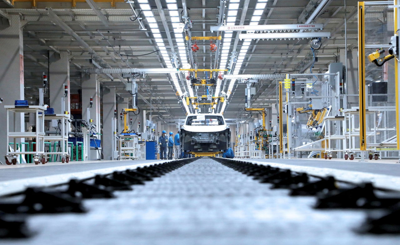 Vista de la cadena de montaje en planta de Volkswagen.