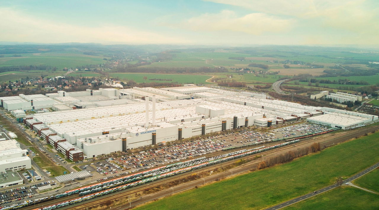 Vista aérea de una planta de Volkswagen, indicando magnitud operativa.