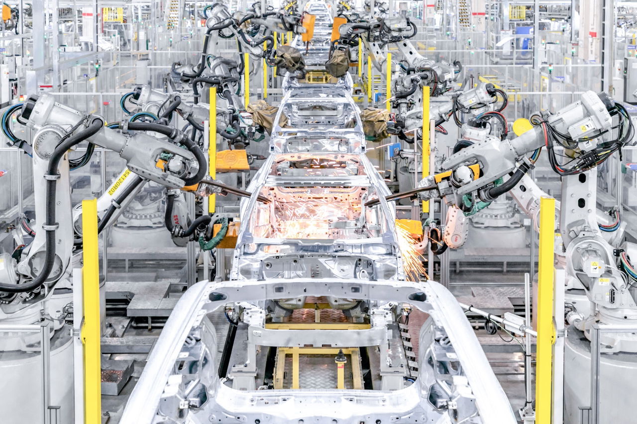 Vista de robots ensamblando vehículos en la planta de Luqiao, China.