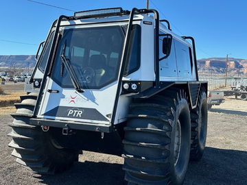 Vista lateral del Fat Truck 2.8C, mostrando su robusta estructura y neumáticos de gran tamaño