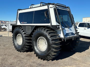 Vista lateral del robusto Fat Truck 2.8C, mostrando su diseño para todo terreno.