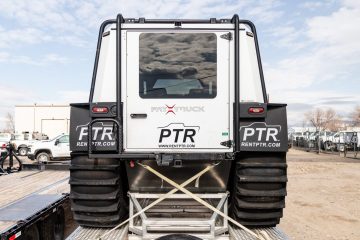 Vista trasera del robusto Fat Truck 2.8C, destacando su estructura y neumáticos para terrenos difíciles