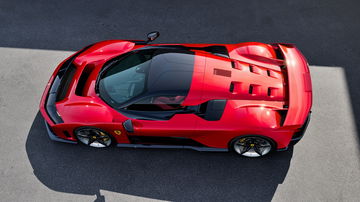 Vista aérea del impresionante Ferrari F80 que muestra su diseño de techo y línea lateral aerodinámica.