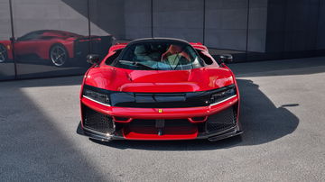 Vista posterior Ferrari F80 revela líneas aerodinámicas y diseño agresivo.