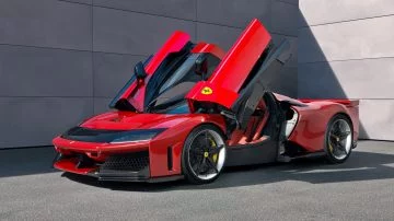 Ferrari F80, mostrando su diseño agresivo con las puertas abiertas.