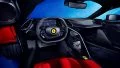 Cockpit del Ferrari F80 con volante y asientos deportivos de alta gama.