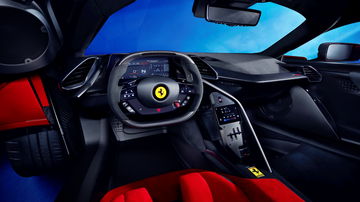 Cockpit del Ferrari F80 con volante y asientos deportivos de alta gama.