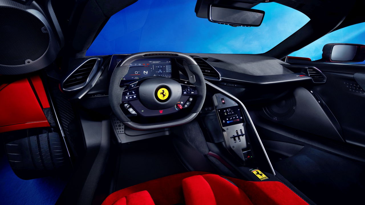 Cockpit del Ferrari F80 con volante y asientos deportivos de alta gama.