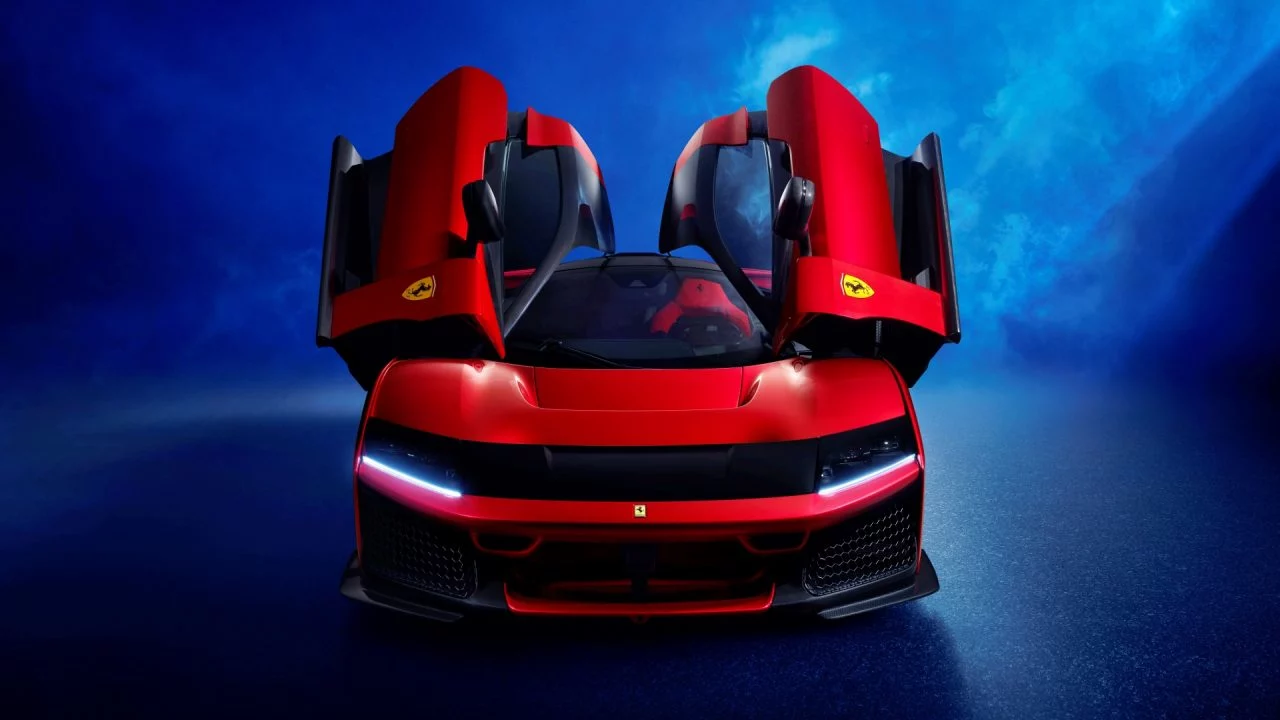 Vista frontal del Ferrari F80, mostrando su diseño aerodinámico y agresivo.