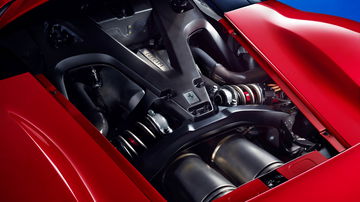 Vista del potente motor V8 del Ferrari F80, sinónimo de excelencia italiana.