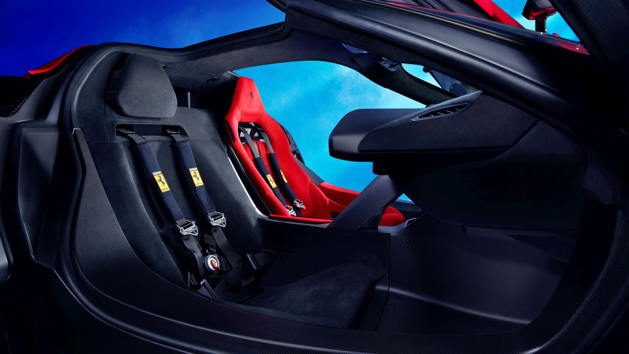 Vista del habitáculo del Ferrari F80 con asientos deportivos y paneles de puerta.