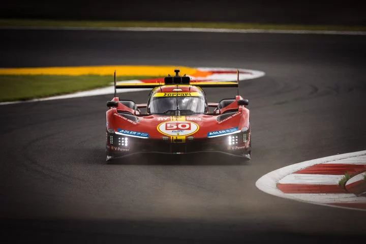 Ferrari en acción durante el WEC 2024 en Fuji, mostrando su dinámico diseño.