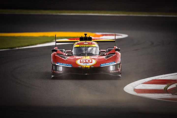 Ferrari en acción durante el WEC 2024 en Fuji, mostrando su dinámico diseño.