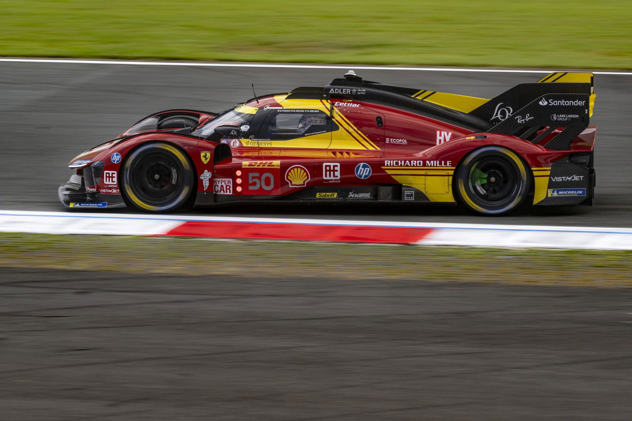 Vista dinámica del Ferrari en acción en Fuji, destilando velocidad y potencia.