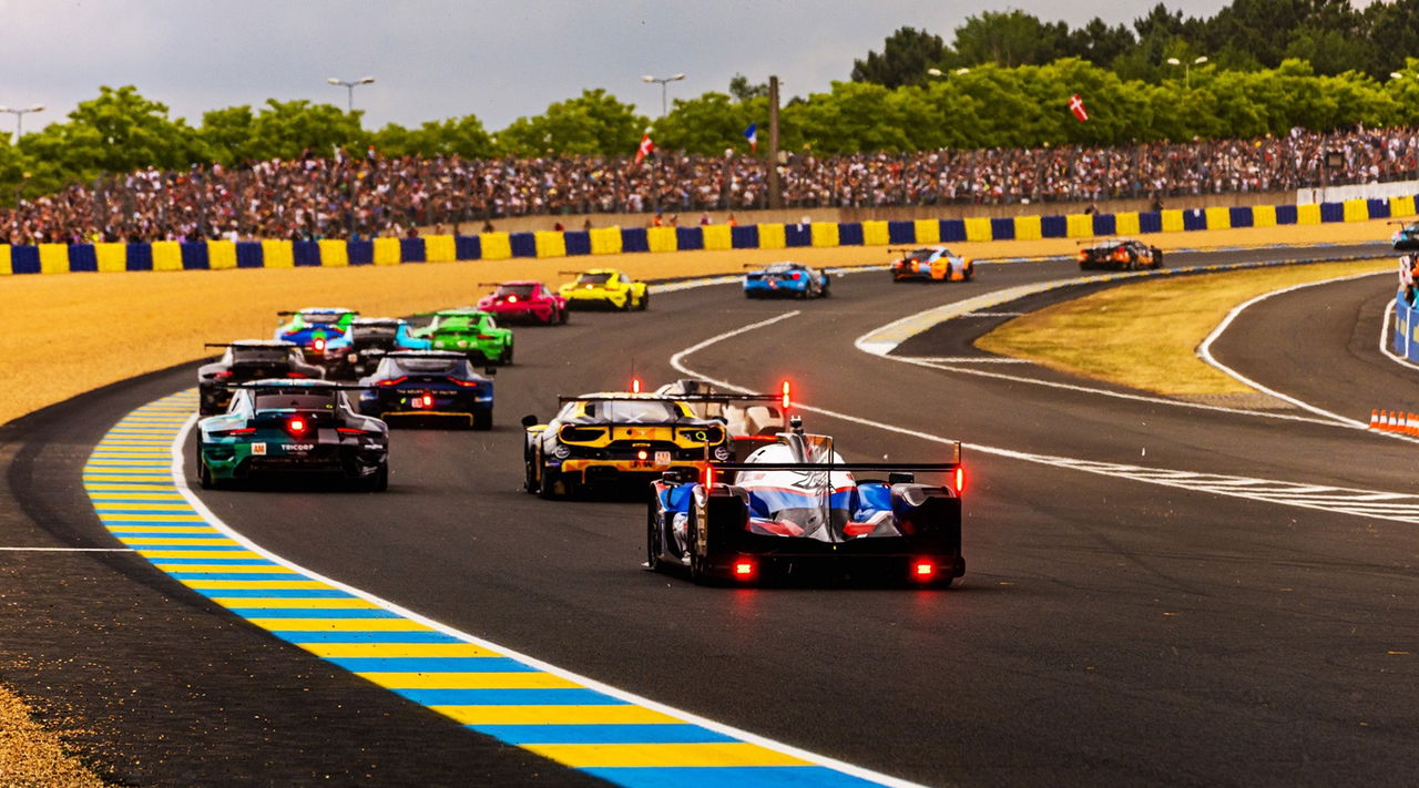 Inicio vibrante de la carrera con vehículos luchando por posición tras la salida