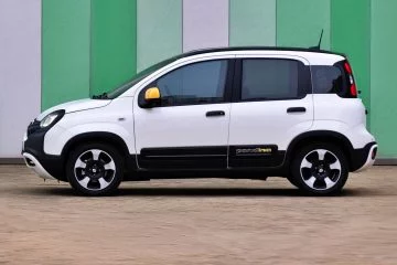 Vista lateral del Fiat Panda Hybrid, destacando su diseño compacto.