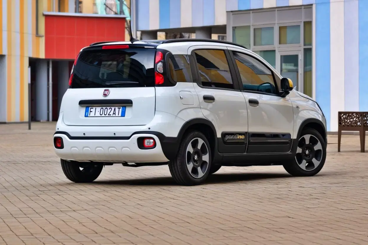 Fiat Panda Hybrid en vista lateral, destacando su diseño compacto y urbano.