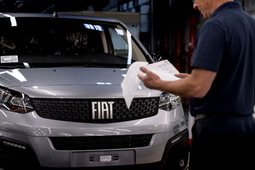 Trabajador inspeccionando la delantera del nuevo Fiat Scudo.