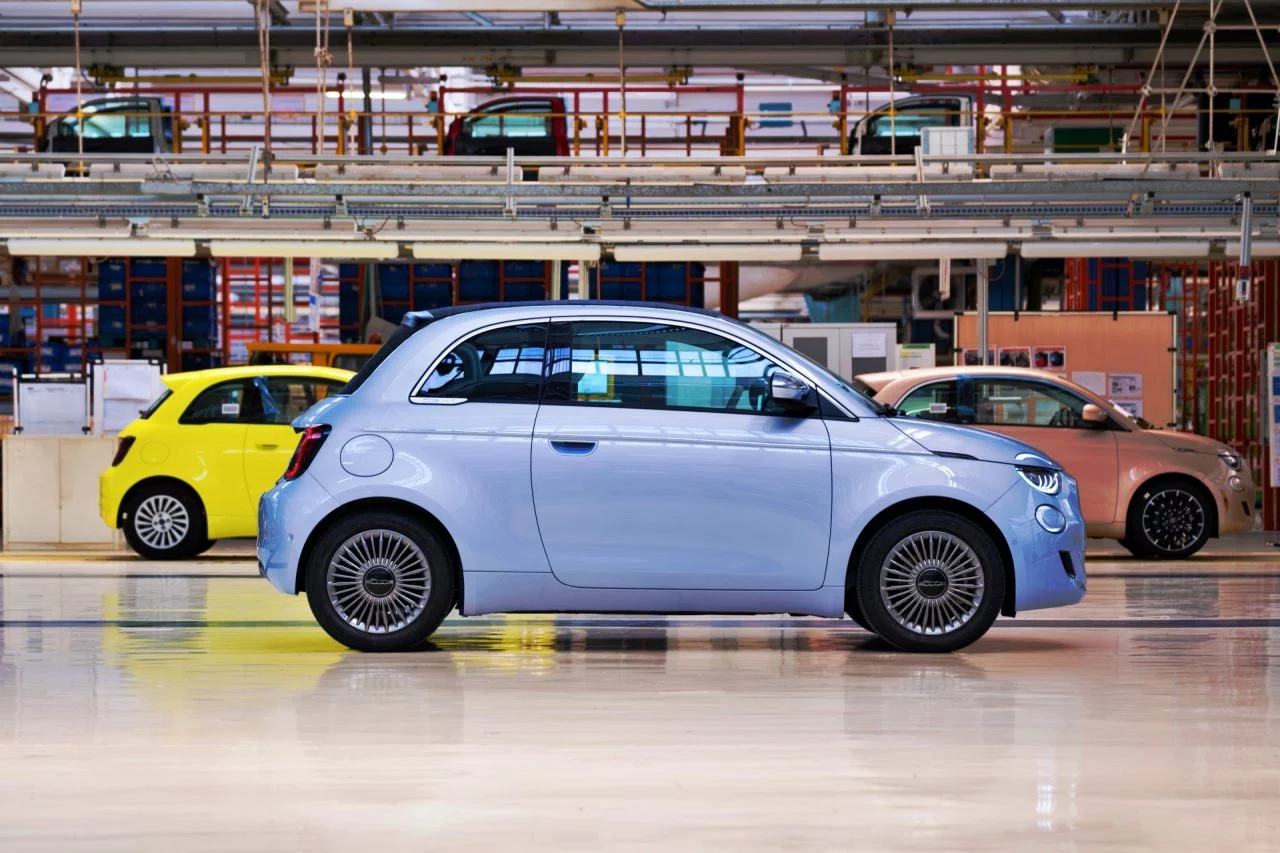 Vista lateral del Fiat 500e en producción en la planta de Mirafiori.