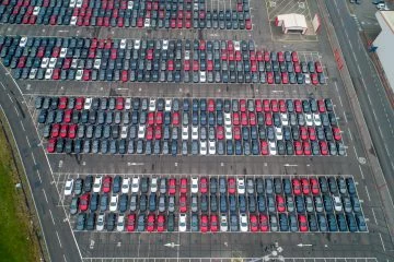 Primer envío de Mazdas en puerto de Bristol, inicio de ruta directa de Japón