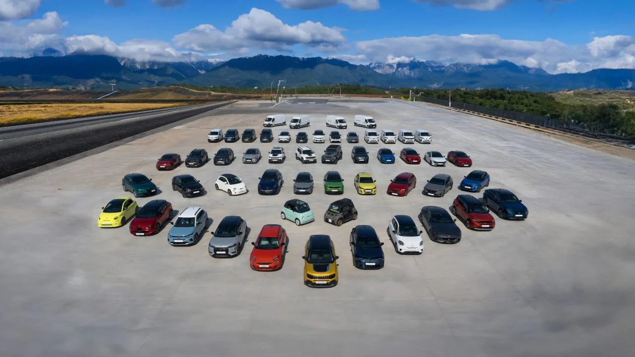 Vista aérea de la flota de vehículos electrificados de Stellantis.