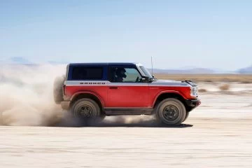 Vista dinámica del Ford Bronco Stroppe en acción