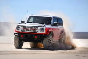 Ford Bronco Stroppe en acción, exhibiendo su capacidad todoterreno.