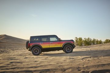 El Ford Bronco muestra su perfil lateral robusto y su diseño inspirado en los años 70.