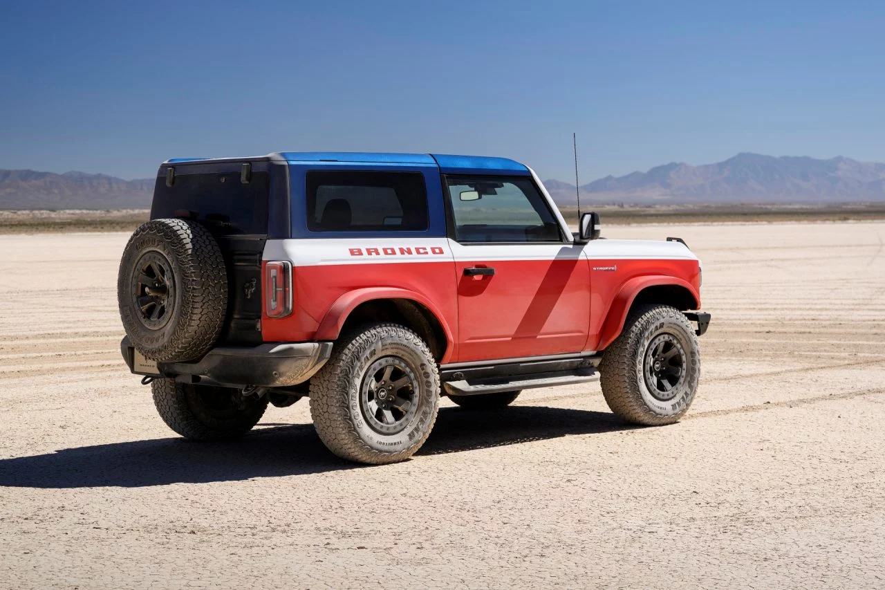 Vista lateral del Ford Bronco Stroppe evidenciando su linaje todoterreno.