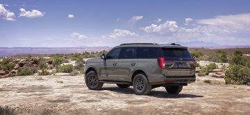 Ford Expedition 2025 Tremor mostrando su perfil robusto en entorno natural