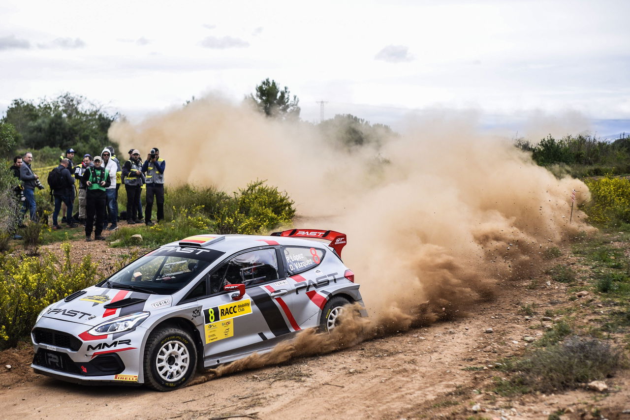 Ford Fiesta Rally2 en plena competición, desafiando terrenos difíciles con destreza y potencia.