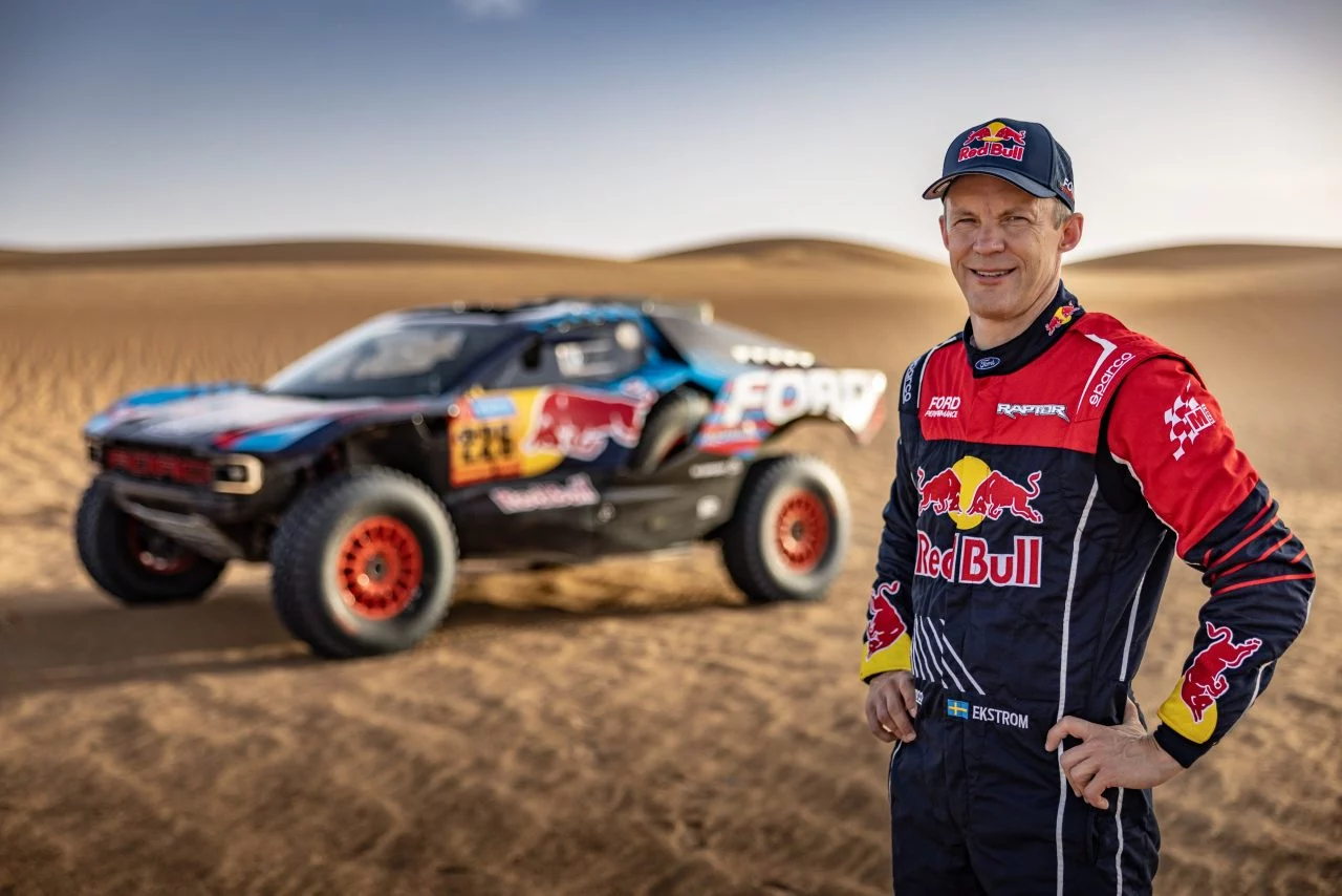 Mattias Ekström junto a su Ford para el Rally Dakar 2025.