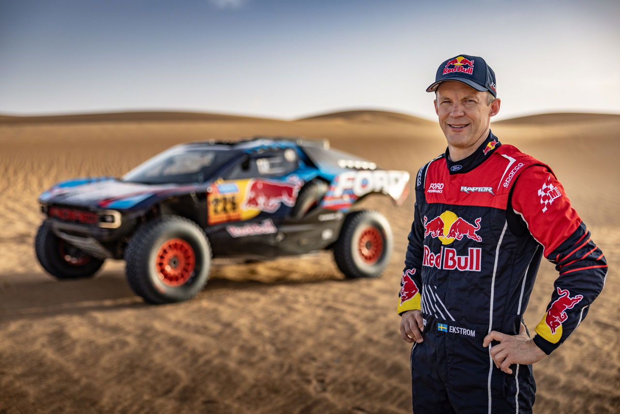 Mattias Ekström junto a su Ford para el Rally Dakar 2025.