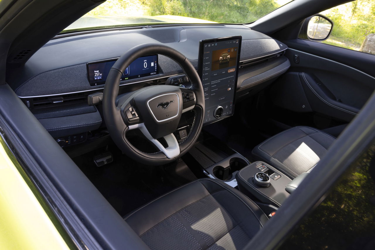 Cockpit moderno del Mustang Mach-E enfocado en la ergonomía.