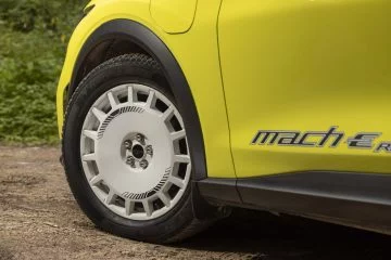 Detalle innovador de rueda y lateral del Mustang Mach-E Rally.