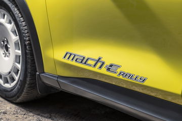 Vista del detalle Mach-E en lateral. Identifica línea de Ford Mustang Mach-E.