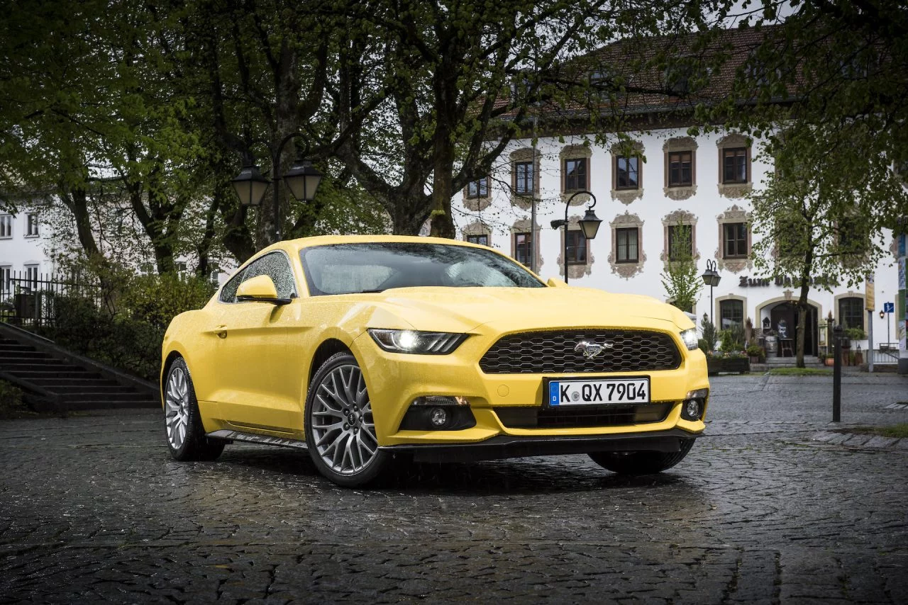 Ford Mustang EcoBoost, ángulo que muestra su diseño agresivo y musculoso.