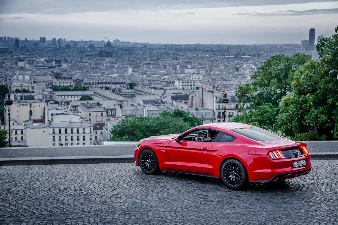 Vista lateral del Mustang EcoBoost de ocasión en un entorno urbano.