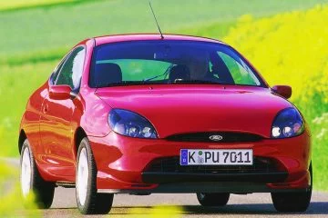 Vista delantera del Ford Puma, destacando su diseño deportivo compacto.